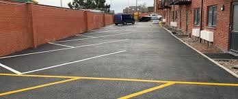 The Benefits of Commercial Tarmac: Durable and Cost-Effective Surfacing Solutions